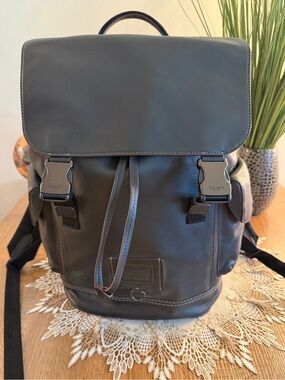 COACH 36080 RIVINGTON Daypack/Travel Backpack 15 3/4” x 10 3/4” x 6” XL EUC